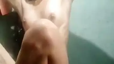 Desi Girl Record Bathing New Leaked MMS