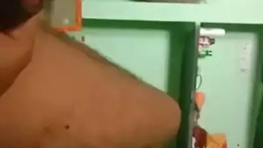 South Indian wife cheats on hubby and gives Desi dude XXX handjob