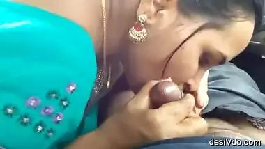 Bhabhi with lover in car giving Handjob and kiss