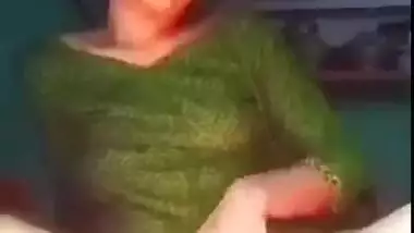 Desi girl fingering her shaved pussy on cam