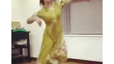 UK Pakistani Uni Girl Dance Non Nude...