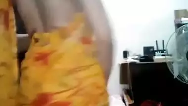 Desi Yellow Saree Aunty On Cam Chat Nipple Squezing Hard Removing Bra