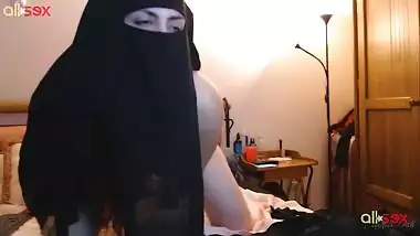 Indian takes off hijab after she rides a dildo for a while