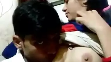 Amateur desi teen lovers ki kissing and boob sucking video