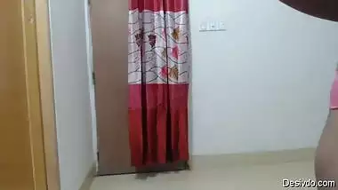 Hot busty desi babe teasing with her huge boob