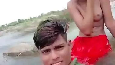 Dehati Lovers Enjoying Outdoor Bathing On Selfie Cam
