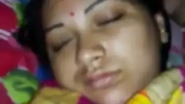 Desi female sleeps but man films XXX hairy peach for amateur sex video