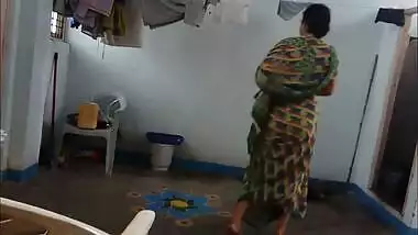 Desi with hairy armpit wears saree after bath