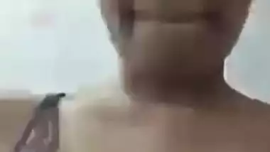 Desi Unhooking bra solo selfie