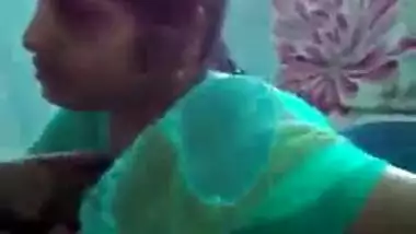 Desi office sex movie of aunty offereing her large milk shakes for playing