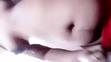 Drop-dead gorgeous Desi chick gets naked and poses for XXX video