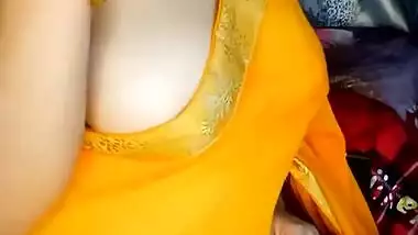 Sexy Aunty Showing her big juicy boobs seducing