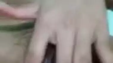 Desi woman takes off pants to masturbate in the amateur porn video