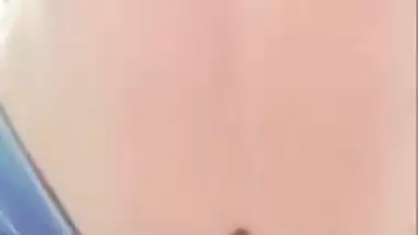 Sri lankan outdoor sex prt2මිදුල අතුගාන ගමන් එහා ගෙදර මල්ලිට පෙන්වන අක්කි2