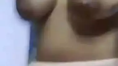 Desi Girl Shows her Boobs