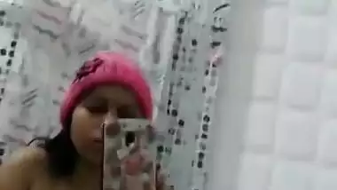 Sexy desi girl play with her boobs