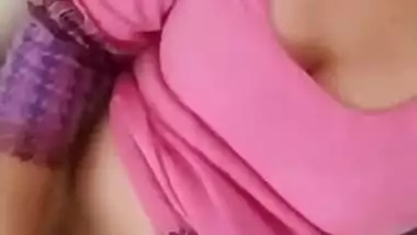 Wife in pink invites Indian viewers to watch solo XXX show with sex toy