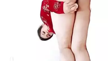 Sexy Pakistani mom inserts dildo into her XXX twat for Desi video