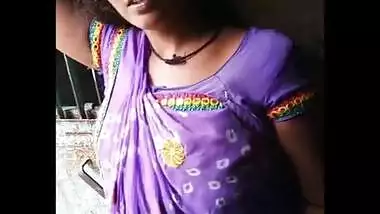 Homely housewife meena bhabhi showing hot navel in home.