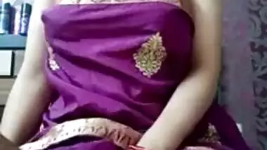 Hot Bhabhi shiny showing her boobs Kya mast boobs Hai