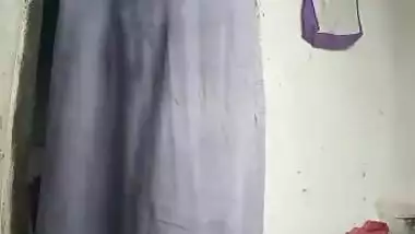 Super Hot Look Desi Girl Showing Her Boobs and Pussy New Leaked Video