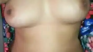 Desi bhabhi xposing her boobies