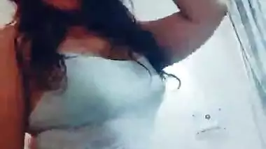 Desi chubby girl big tits and cleavage