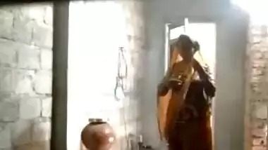 House owner fucks Desi babe and takes XXX video on MMS