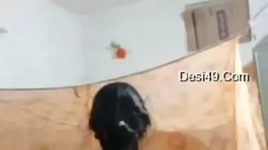 Sexy housewife strips and shakes her big Desi booty for the camera