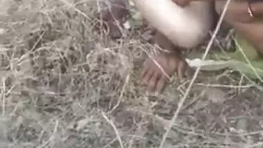 Randi Desi MILF has craving vagina humped by XXX man in the field