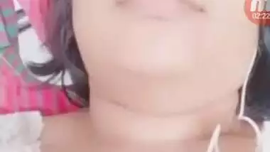 Sexy Bangladeshi Bhabhi showing pussy on video call