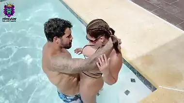 Big Ass Amateur Wife was too Hot to not get fucked in the pool