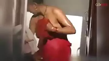 Outdoor bathing sexy Desi aunty beauty rubs her pussy under water