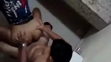Desi Girl’s Secret Sex With Cousin In Toilet