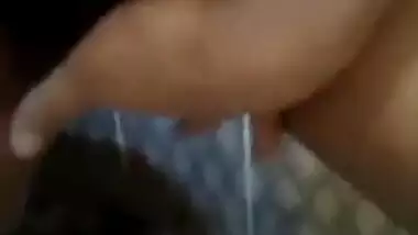Busty Paki beauty fingers XXX pussy during solo chudai video in bath