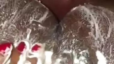 Sri lankan girl curt milk pussy cleanup හුත්තට මී කිරි පෙව්වා