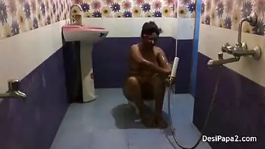 Full desi bhabhi sexy in saree dress indian style bathroom