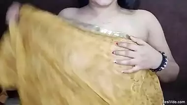 Desi Aunty in Saree showing her Big Boobs