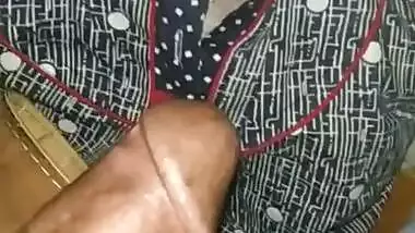 Bhabi with mehndi hand providing blowjob
