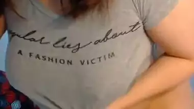 SEXY CHUBBY GIRL SHOWS OFF