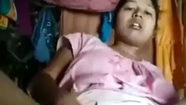 Horny like hell Bangla girl fingers her XXX snatch in Desi video