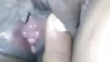 Wife's XXX slit is so sexy that Indian man can't stop staring at it