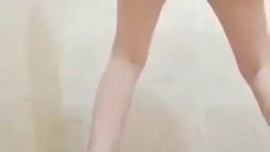 Desi sexy bhabhi showing boobs and fingering pussy