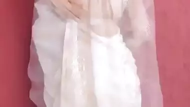 DESI BEAUTY GETTING READY FOR PLEASURABLE FUN