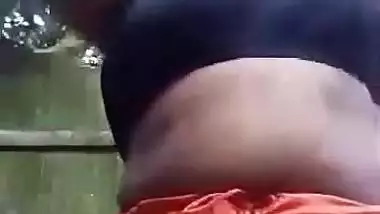 Mature village bhabhi outdoor bathing