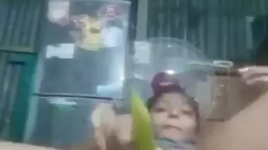 Desi XXX video of cute Bangladeshi hussy sticking veggie into pussy