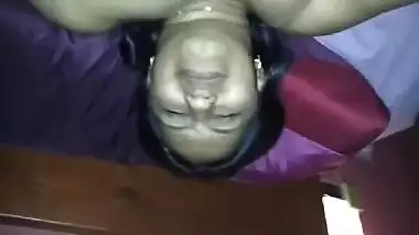 Pakistani Bhabhi records her own pussy fucking session
