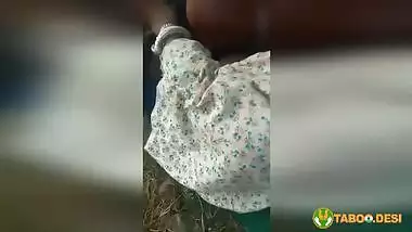 Outdoor Indian Sex! Horny aunty drilled by Indian driver