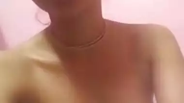 Dollface from India uncovers her thin XXX body and sucks fingers