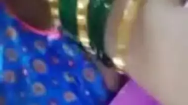 Bhabhi showing boobs in tight blouse